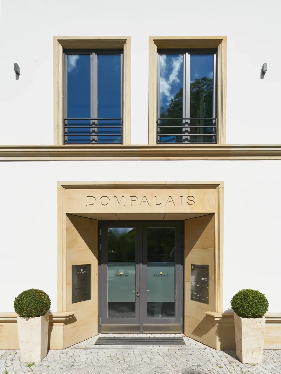 ein Gebäude mit weißen Wänden und gelben Fensterrahmen