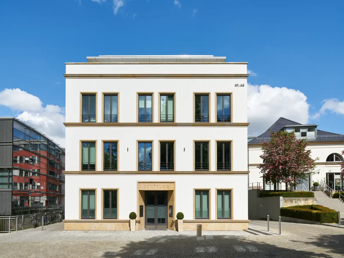 ein Gebäude mit weißen Wänden und gelben Fensterrahmen
