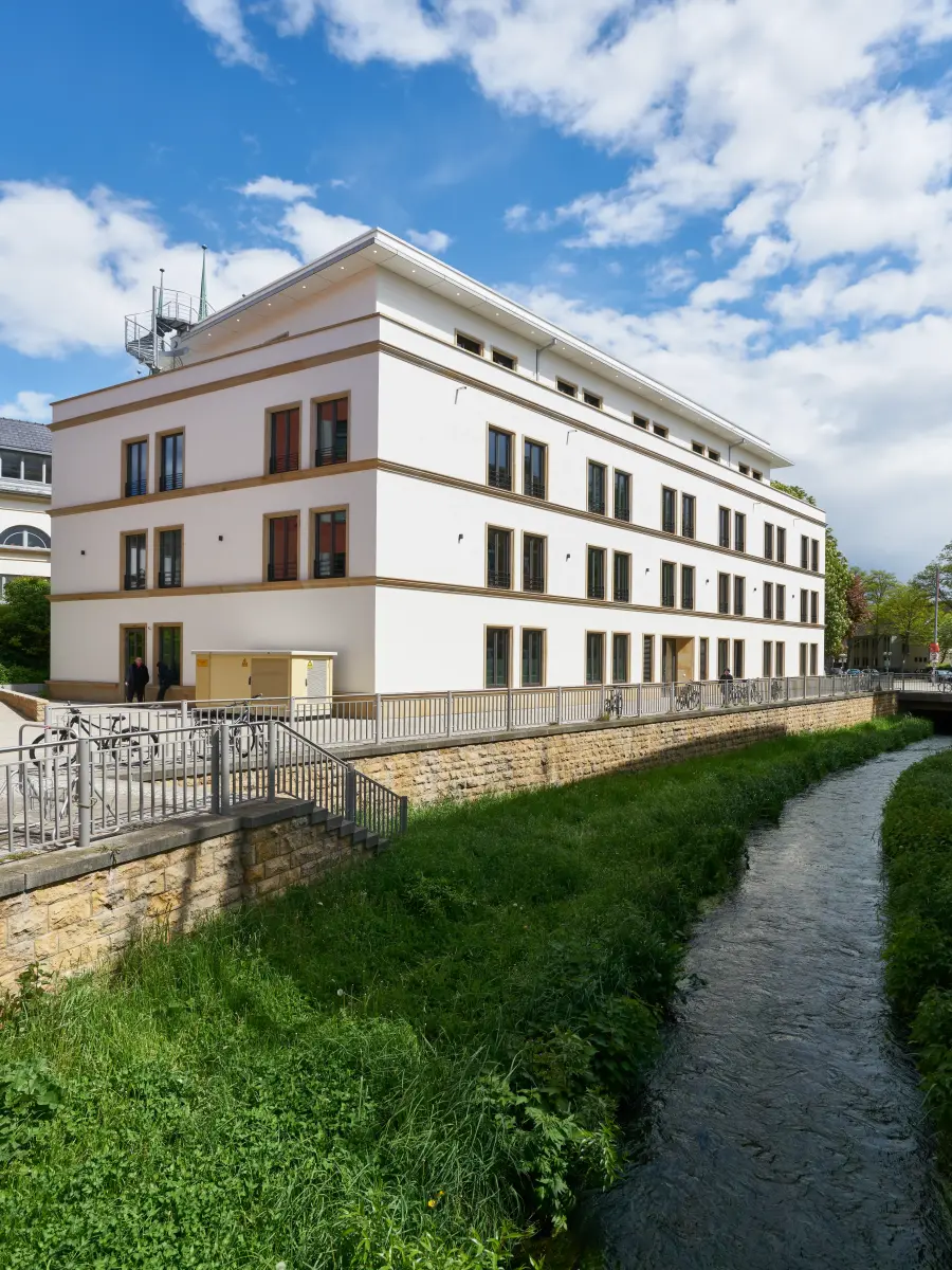 ein Gebäude mit weißen Wänden und gelben Fensterrahmen