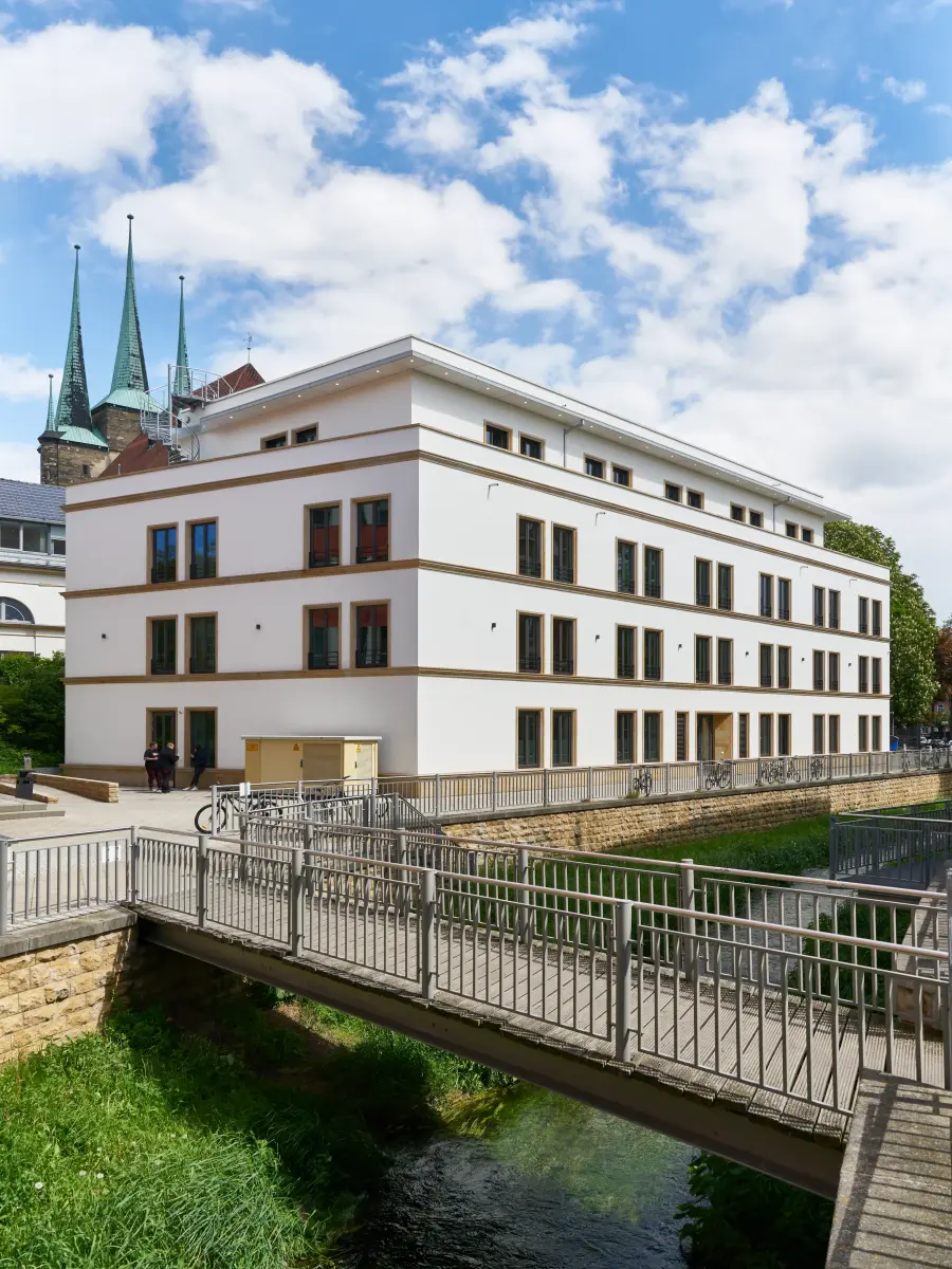 ein Gebäude mit weißen Wänden und gelben Fensterrahmen