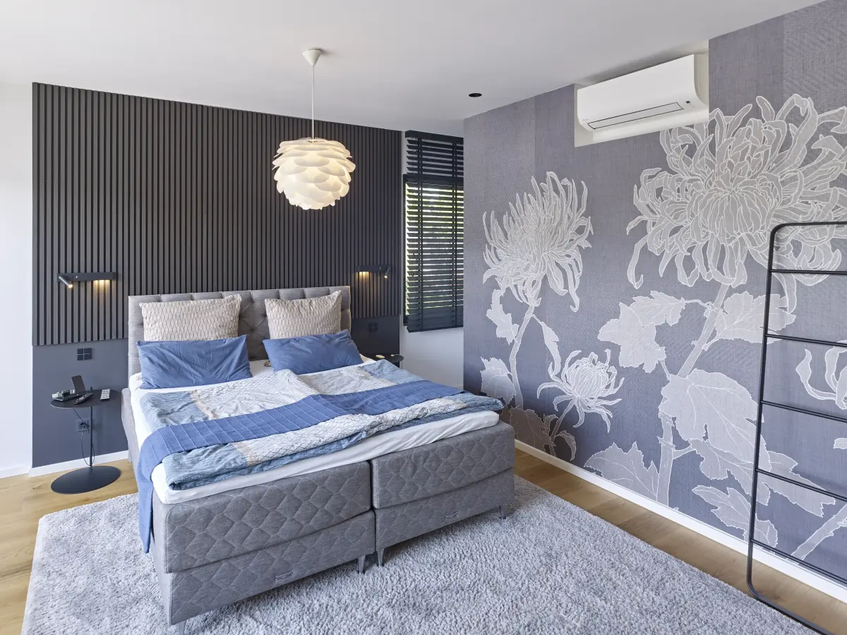 Schlafzimmer mit großen Fenstern