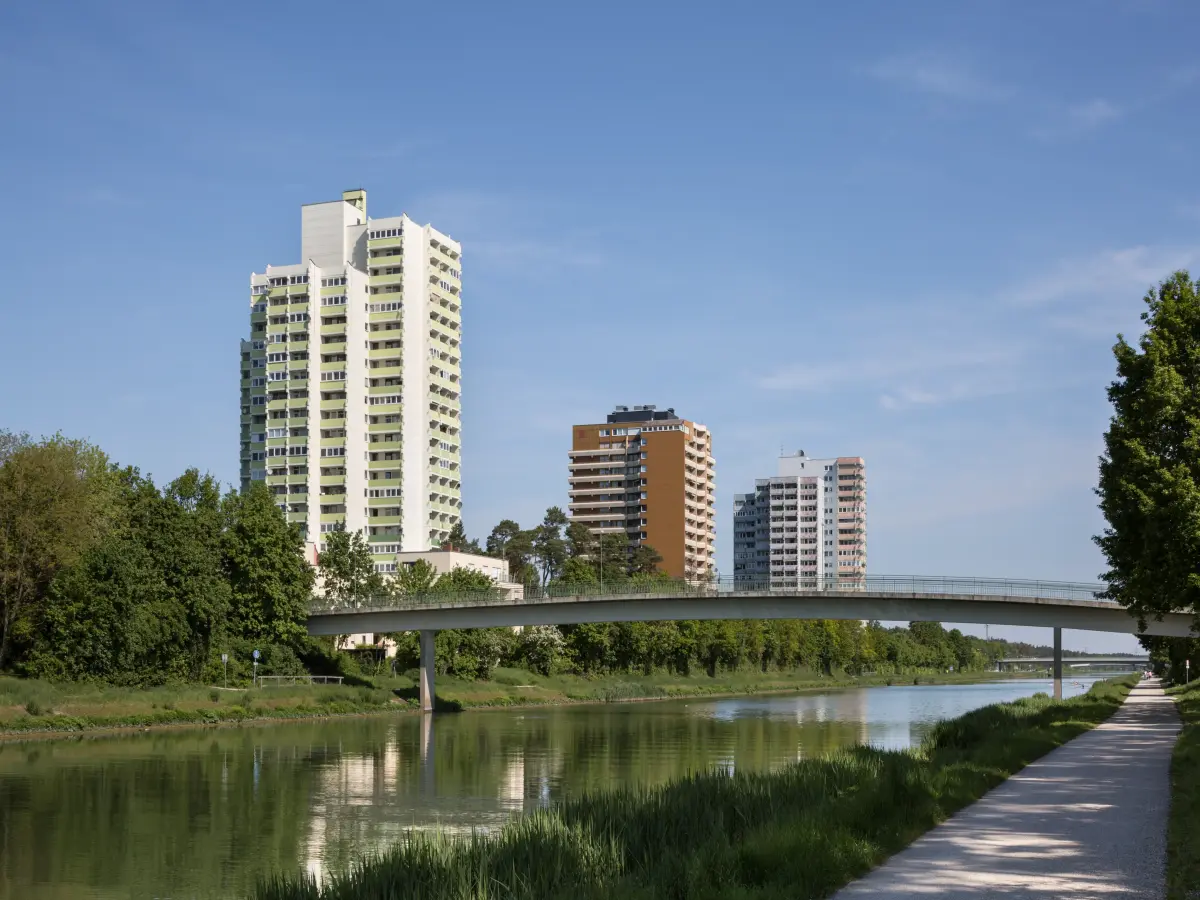 ein Hochhaus-Komplex in den Farben grün, orange, gelb und weiß