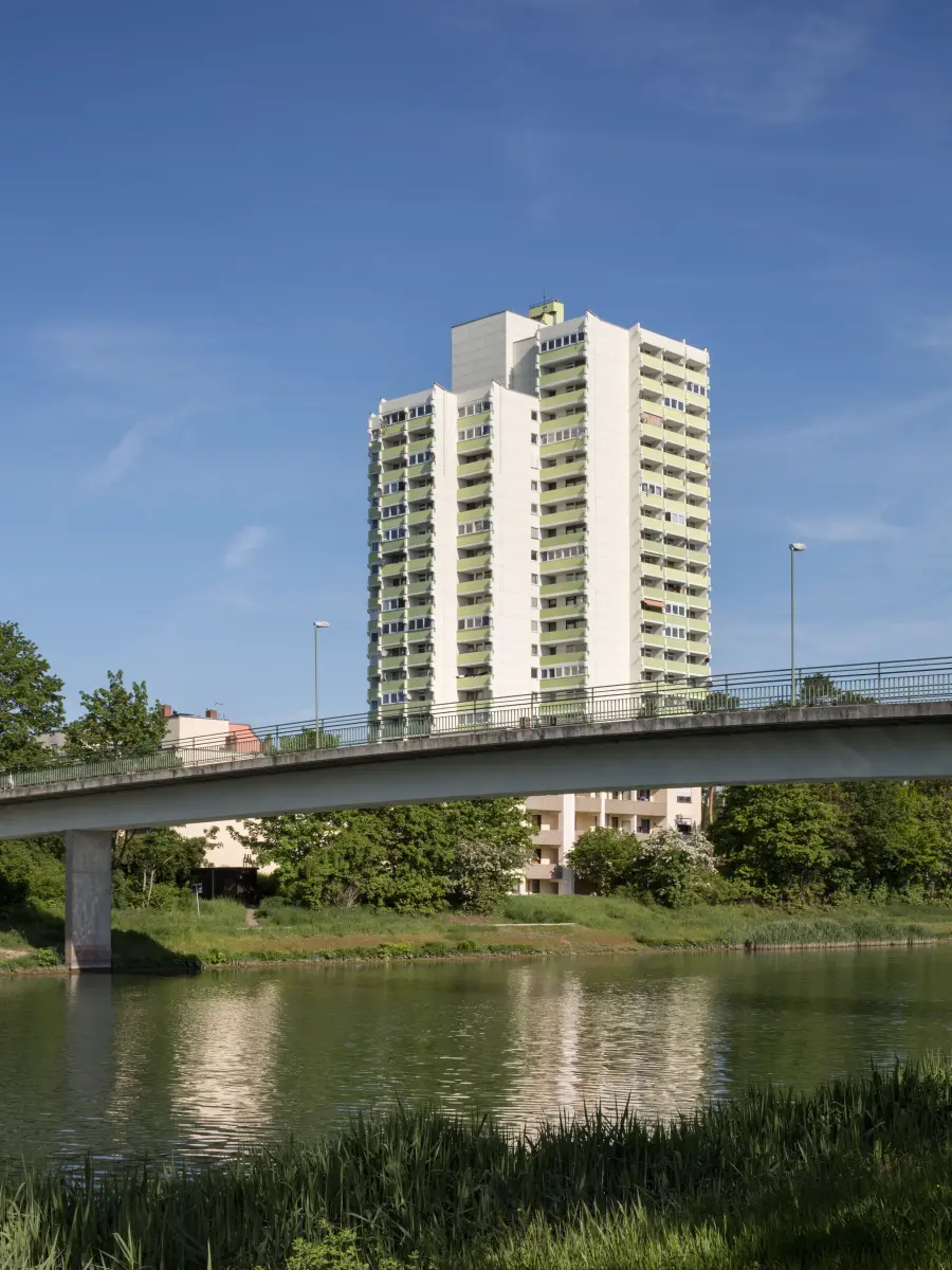 ein Hochhaus-Komplex in Grün und Weiß