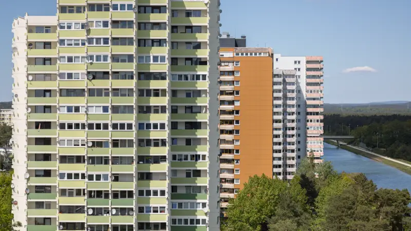 ein Hochhaus-Komplex in den Farben grün, orange, gelb und weiß