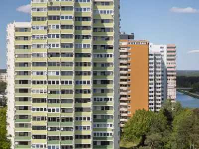 ein Hochhaus-Komplex in den Farben grün, orange, gelb und weiß