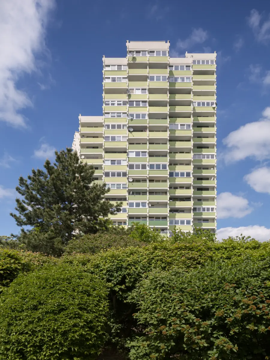 ein Hochhaus-Komplex in Grün und Weiß