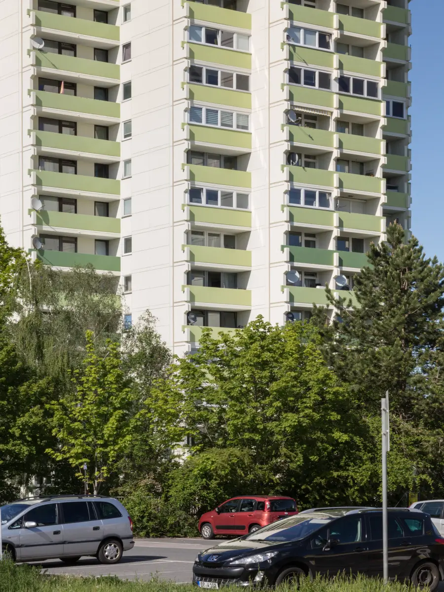 ein Hochhaus-Komplex in Grün und Weiß