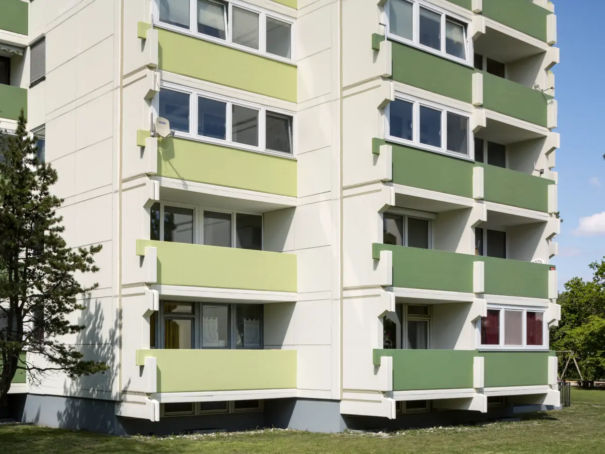 ein Gebäude in Grün und Weiß