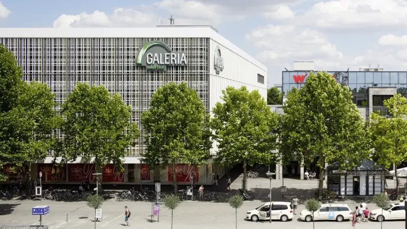 Nürnberger Straße mit Galeria Kaufhauf Gebäude 
