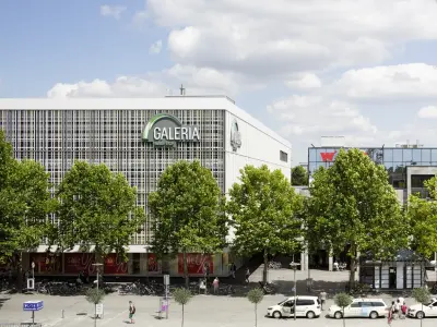 Nürnberger Straße mit Galeria Kaufhauf Gebäude 