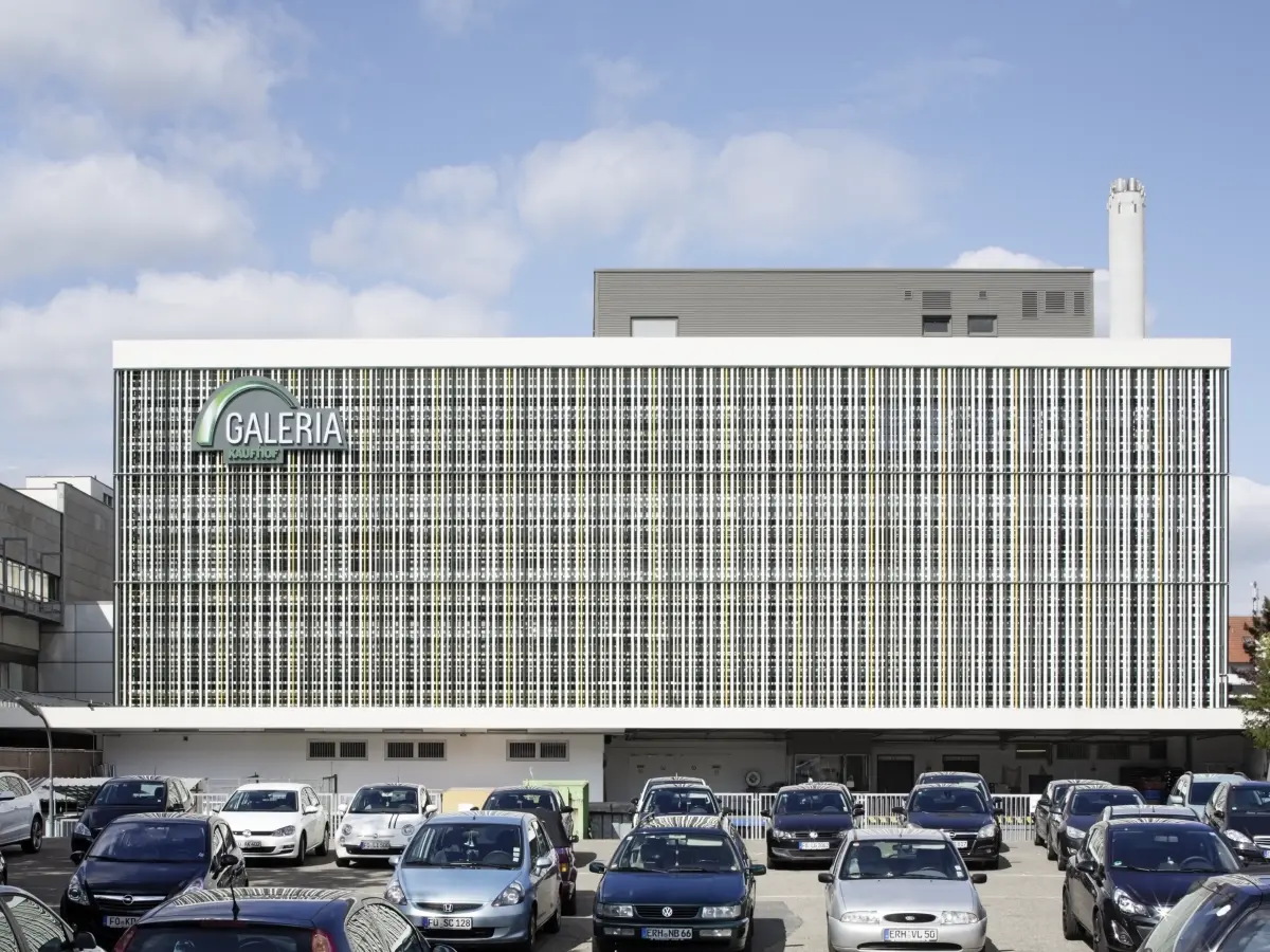 Gebäude Galeria mit dreidimensionaler Gewebestruktur aus vertikalen und horizontalen, farblich subtil gefassten Winkelprofilen