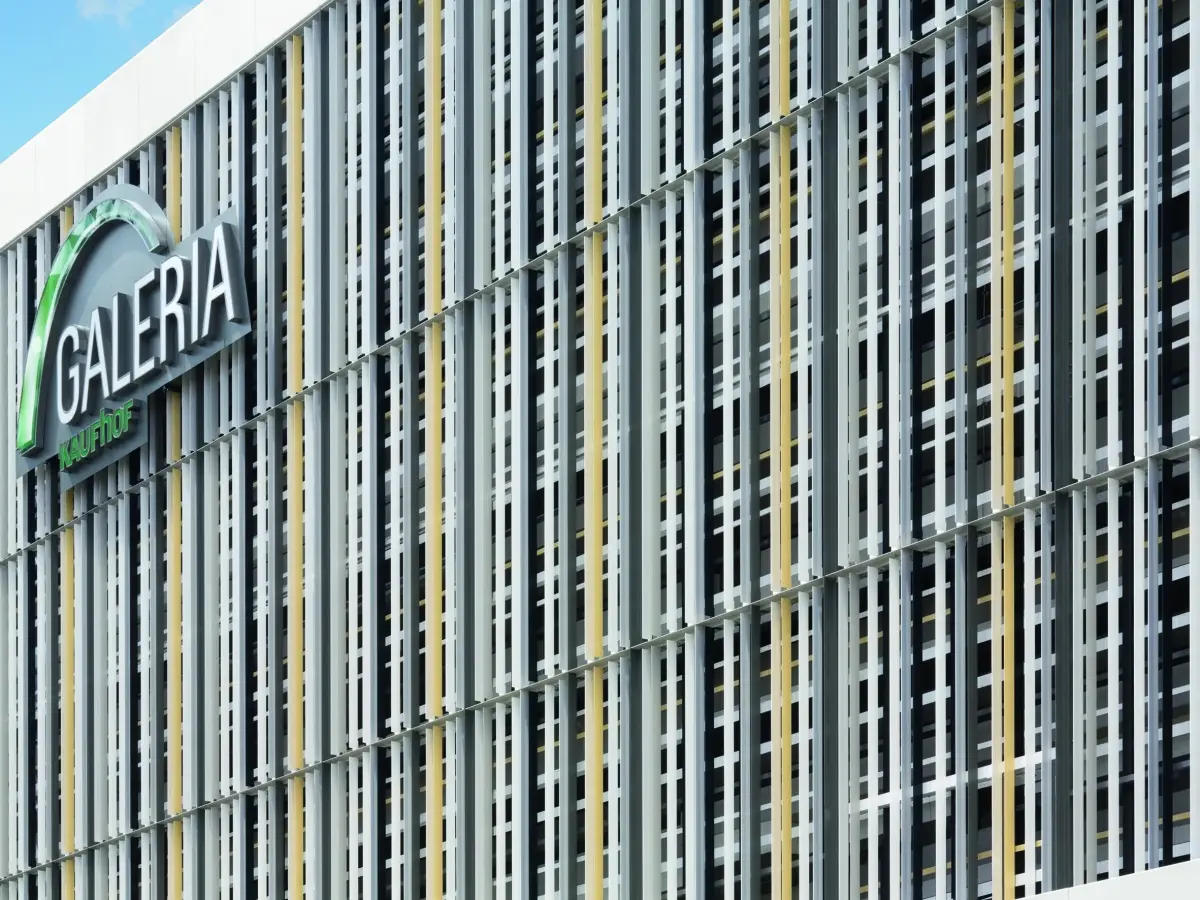 Nahaufnahme Galeria Logo an der dreidimensionale Gewebestruktur Fassade