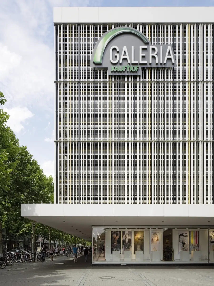 Abgrenzung von Schaufenster durch gestalterisches Element des Objekts
