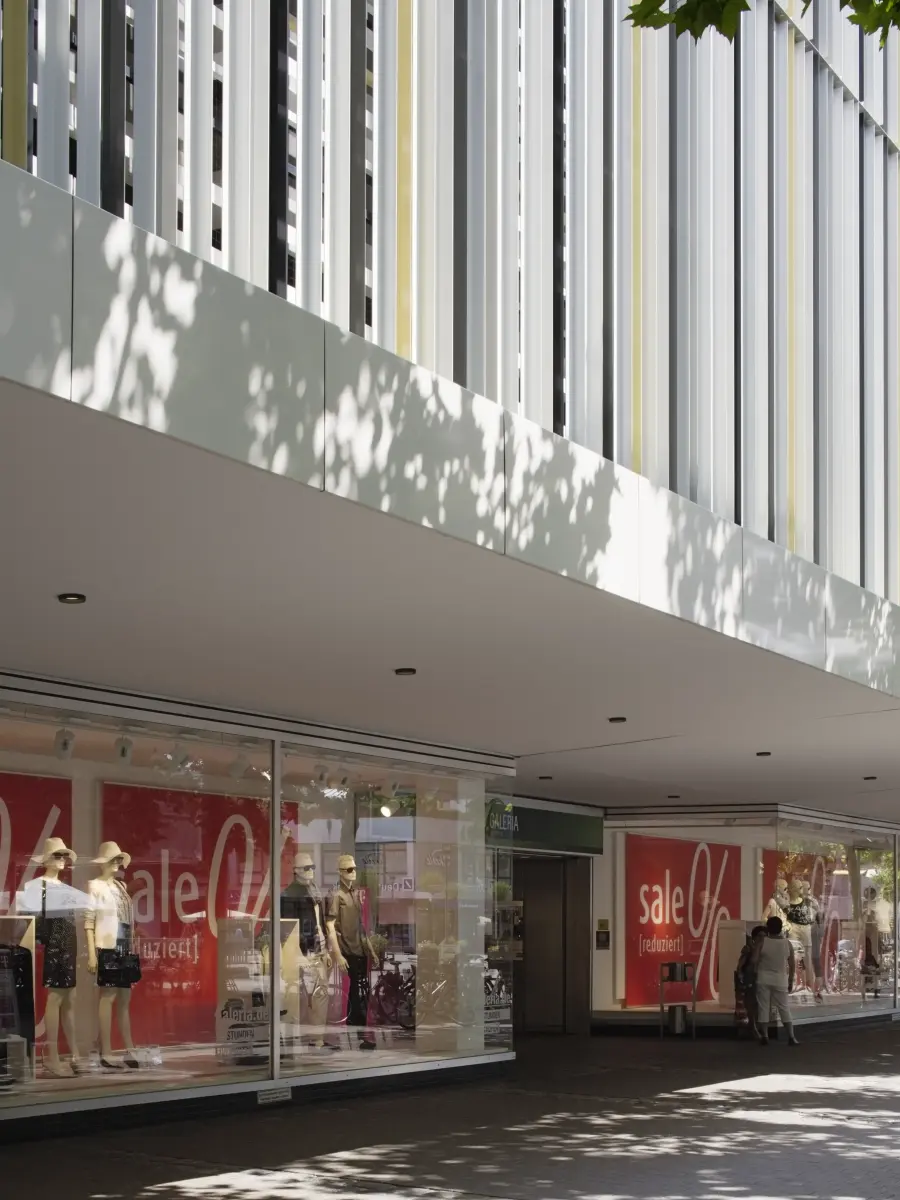 Im unteren Teil des Gebäudes befinden sich die Schaufenster der Boutiquen des Kaufhauses