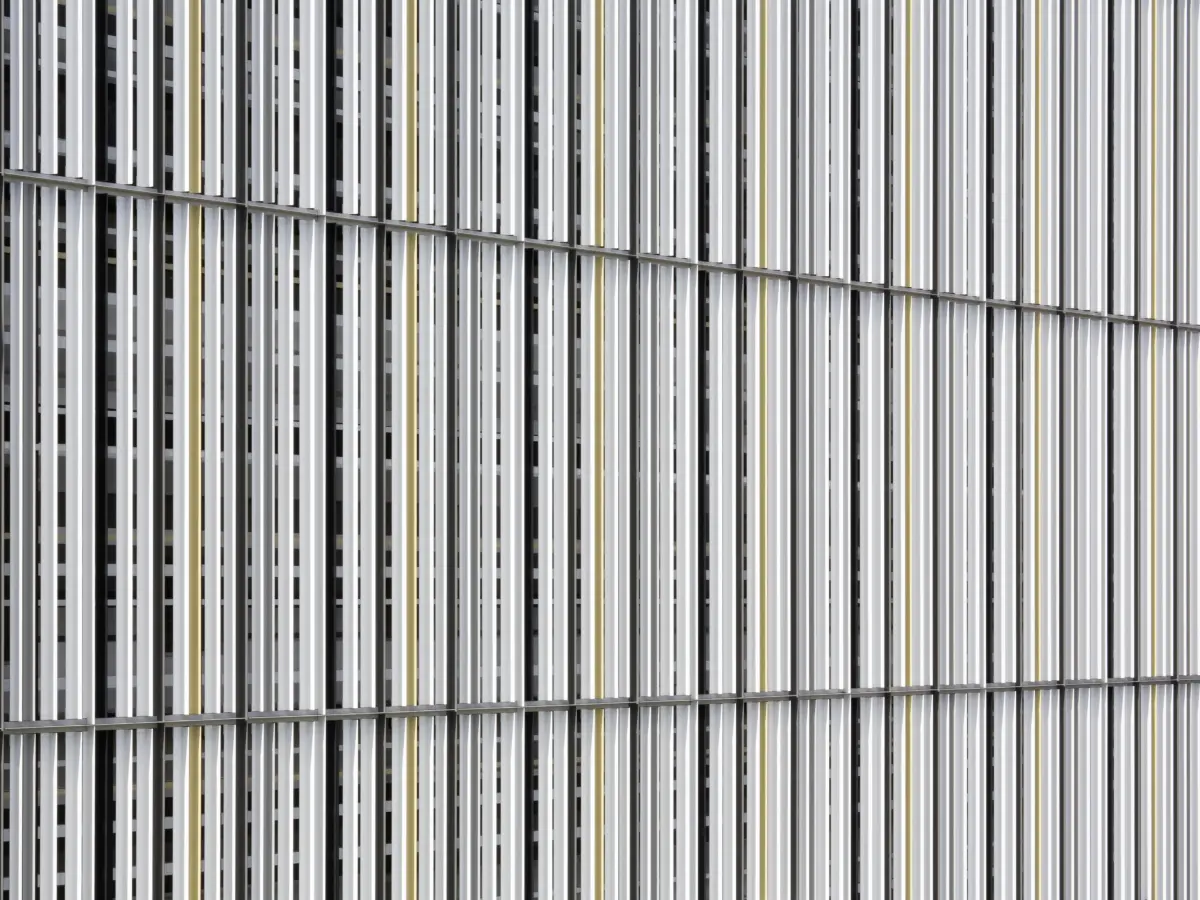 vertikale Strukturierung der Fassade durch Streben 