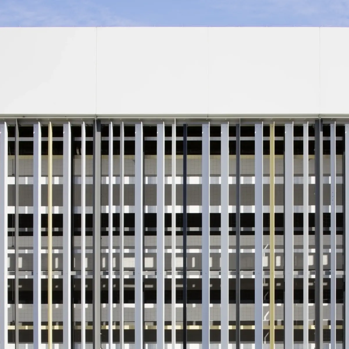 Nahaufnahme der Fassade mit im Hintergrund liegende horizontale Lisenenstruktur