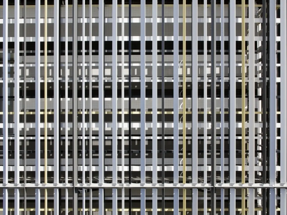 Bei genauerem Hinsehen bemerkt man dann die im Hintergrund liegende horizontale Lisenenstruktur