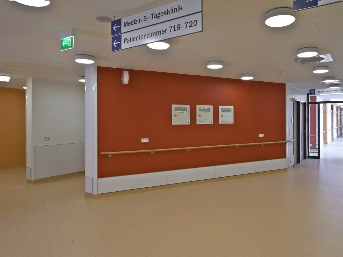 Flur der Uniklinik in Orange- und Rottönen