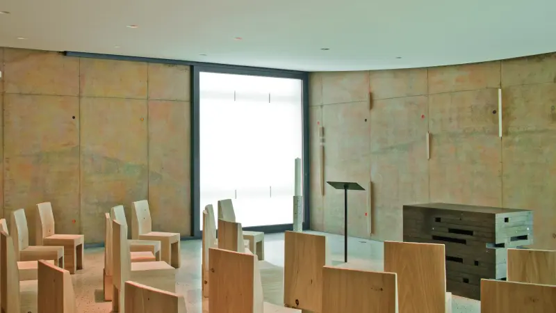 Erdtöne in der Kirche innerhalb der Uniklinik 