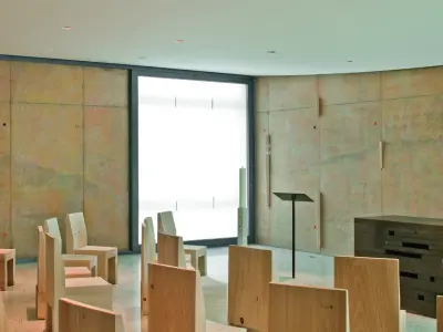 Erdtöne in der Kirche innerhalb der Uniklinik 