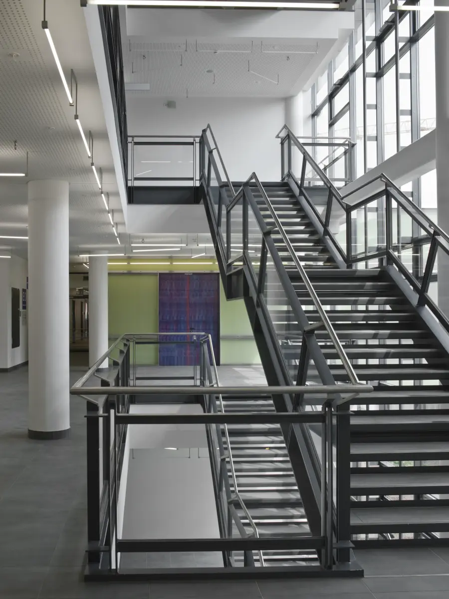 Treppenhaus in Weiß und Schwarz