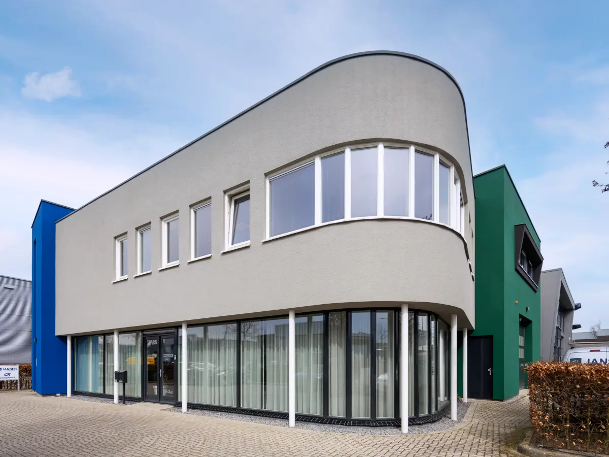 Graue Fassade mit Fensterfront