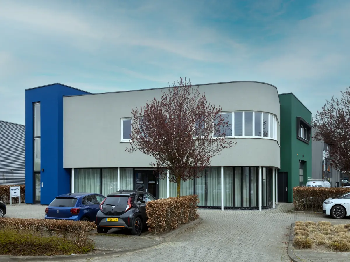 Graue Fassade mit abgerundeter Ecke