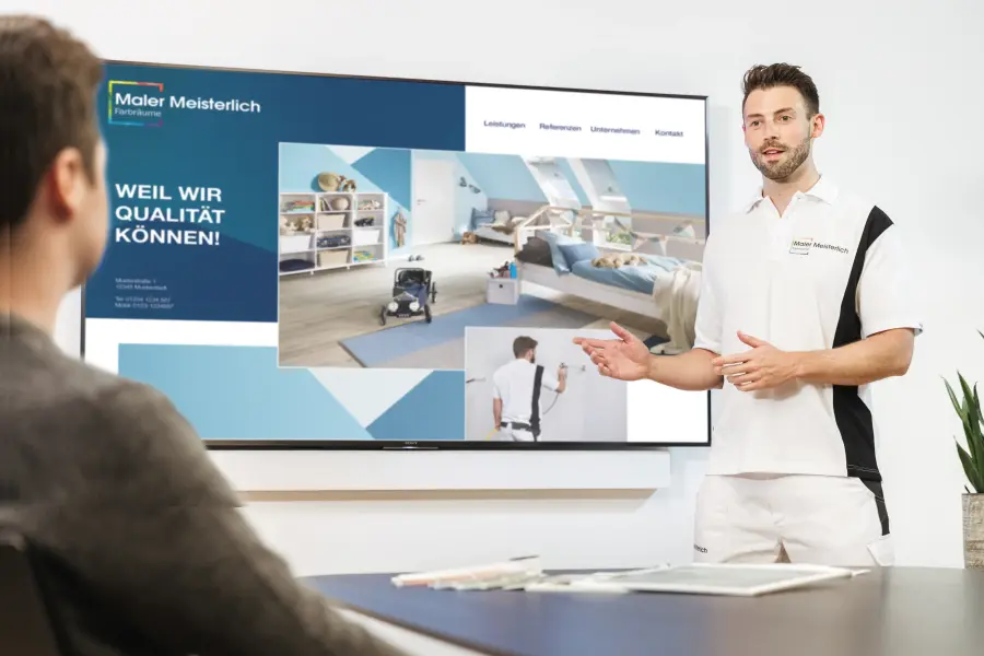 Maler präsentiert Website am großen Screen