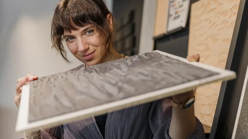 eine Frau in einem Brillux Farbstudio