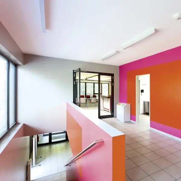 Ein Treppenhaus mit rot-orangenem Anstrich