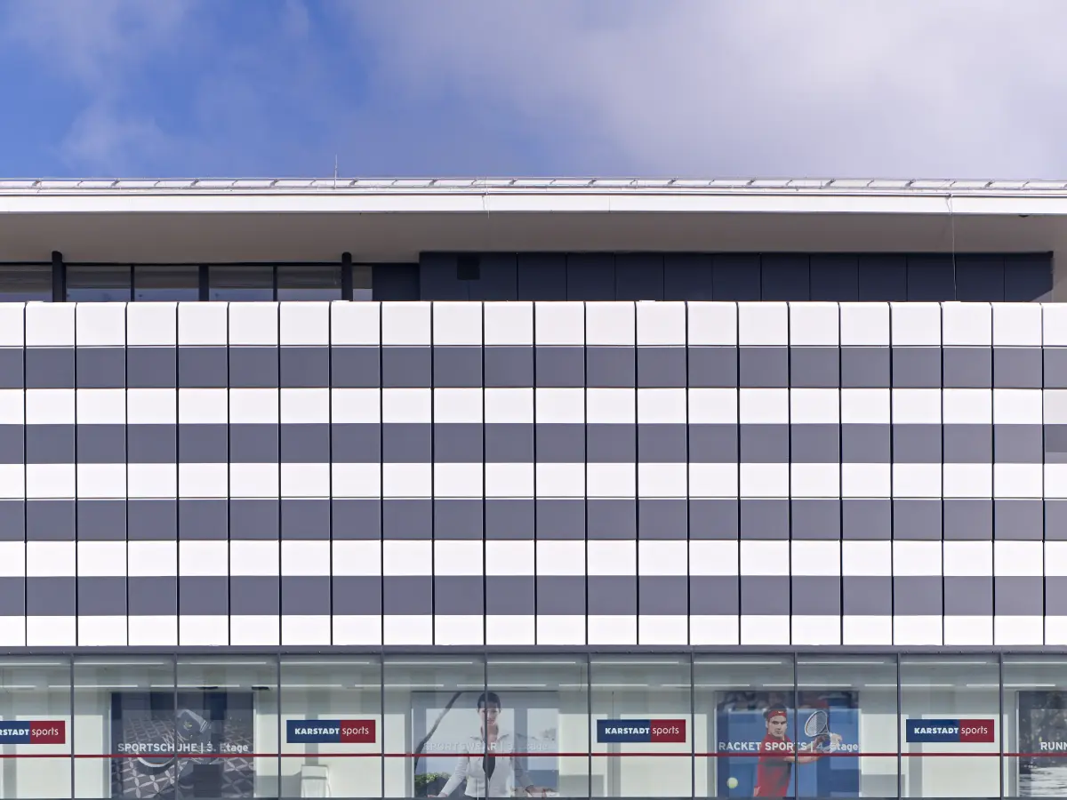Fassade mit horizontal verlaufende Streifenstrukturierung, mit Wechsel von Anthrazit und Weiß