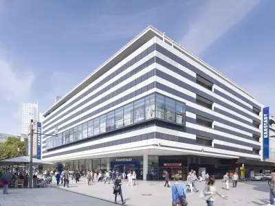 Gebäude Karstadt mit Menschen im Vordergrund 