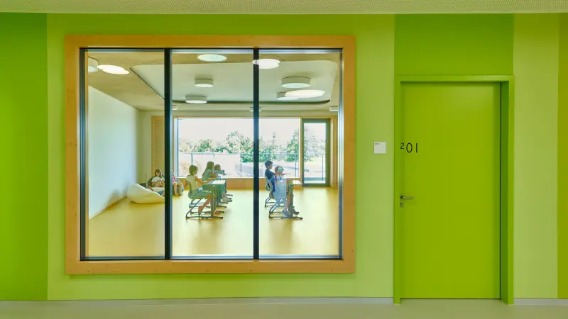 Grünes Interieur eines Kindergartens
