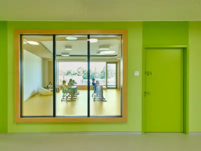 Grünes Interieur eines Kindergartens