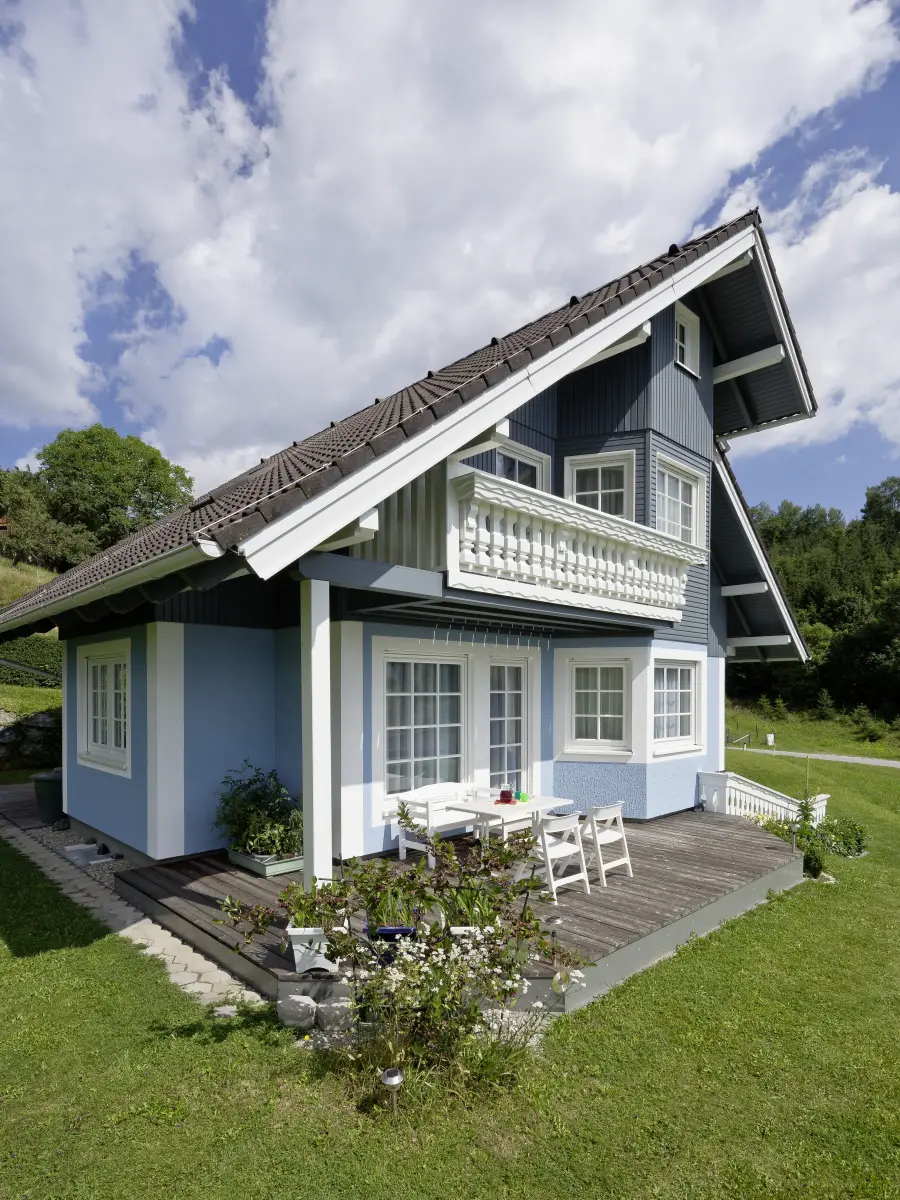 Seitenwinkel von links auf das blaue Landhaus