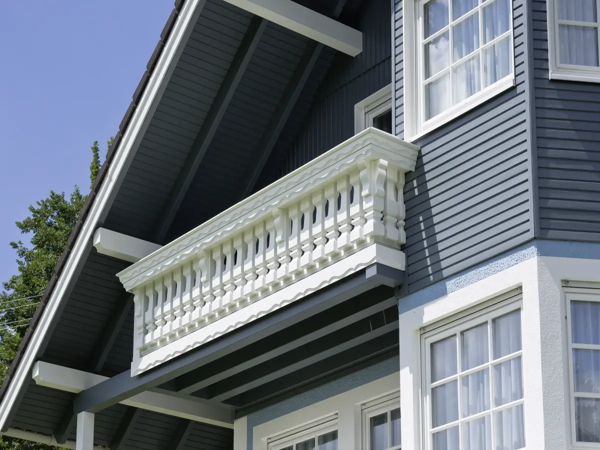 Nahaufnahme des Balkons und der Außenfassade, aufgenommen aus einer Untersicht.