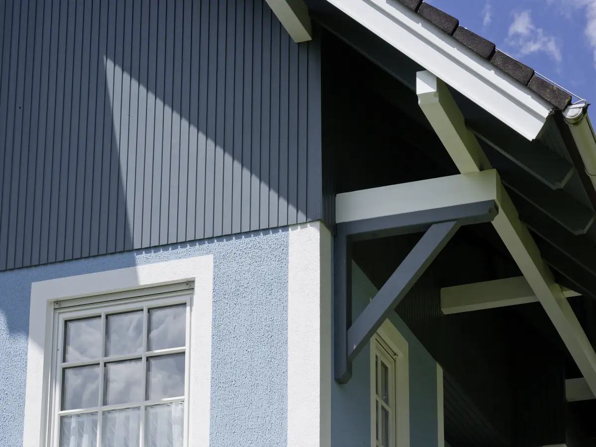 Nahaufnahme der oberen Ecke der Hausfassade