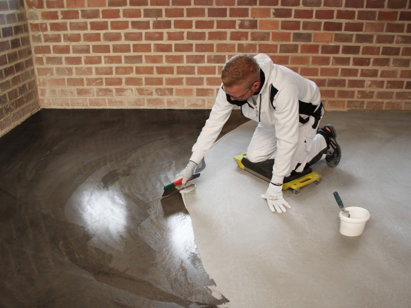 Ein Maler arbeitet auf einem Boden