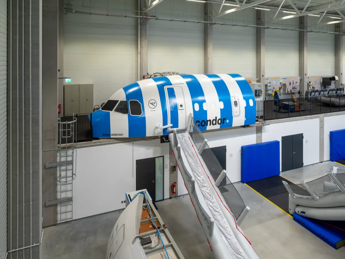 Blau-weiß lackierte Flugzeug-Wand