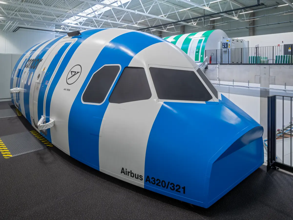 Blau-weiß lackierte Flugzeugwand