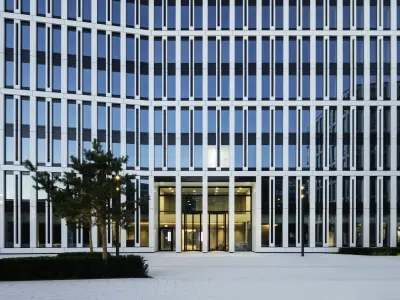 Fassade und Eingangsbereich St. Martin Tower, Frankfurt