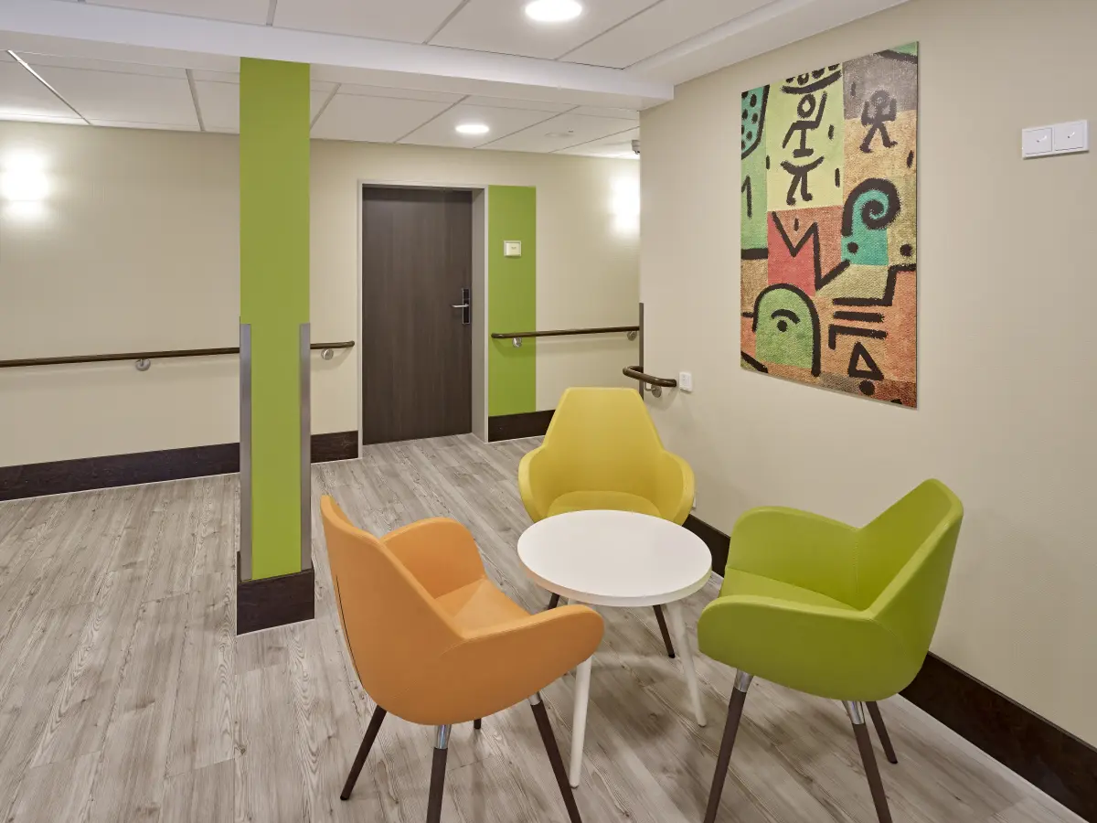 Eine Sitzgruppe bunter Stühle mit Tisch