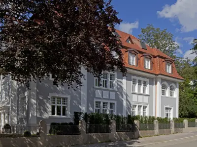 Seitenaußenansicht der Villa Freiburg