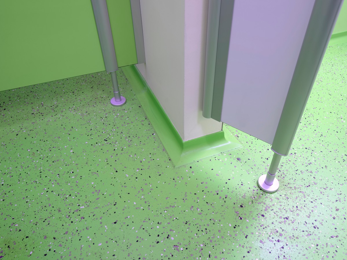 Ein grüner Boden mit Dekoships