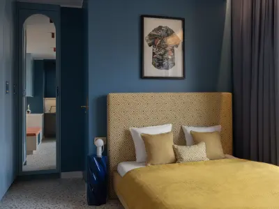 Blau gestrichen Wände im Schlafzimmer mit gelb bezogenen Bett