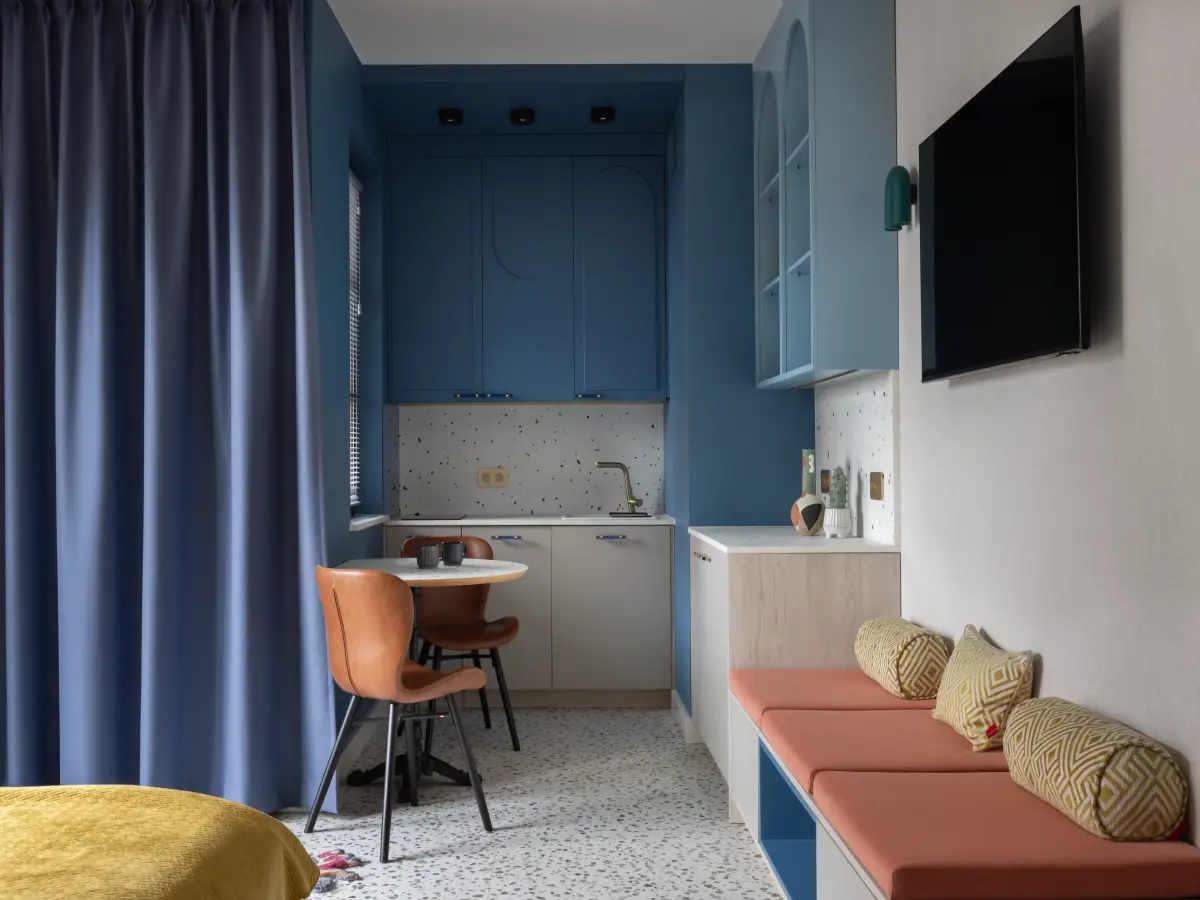 Kleine blaue Küchenzeile