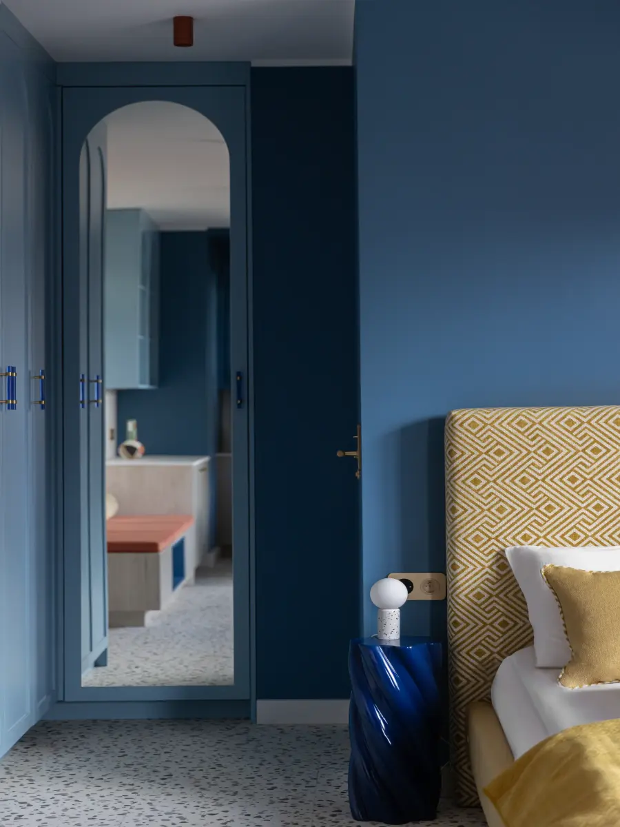 Spiegel in blauer Ecke neben dem Bett