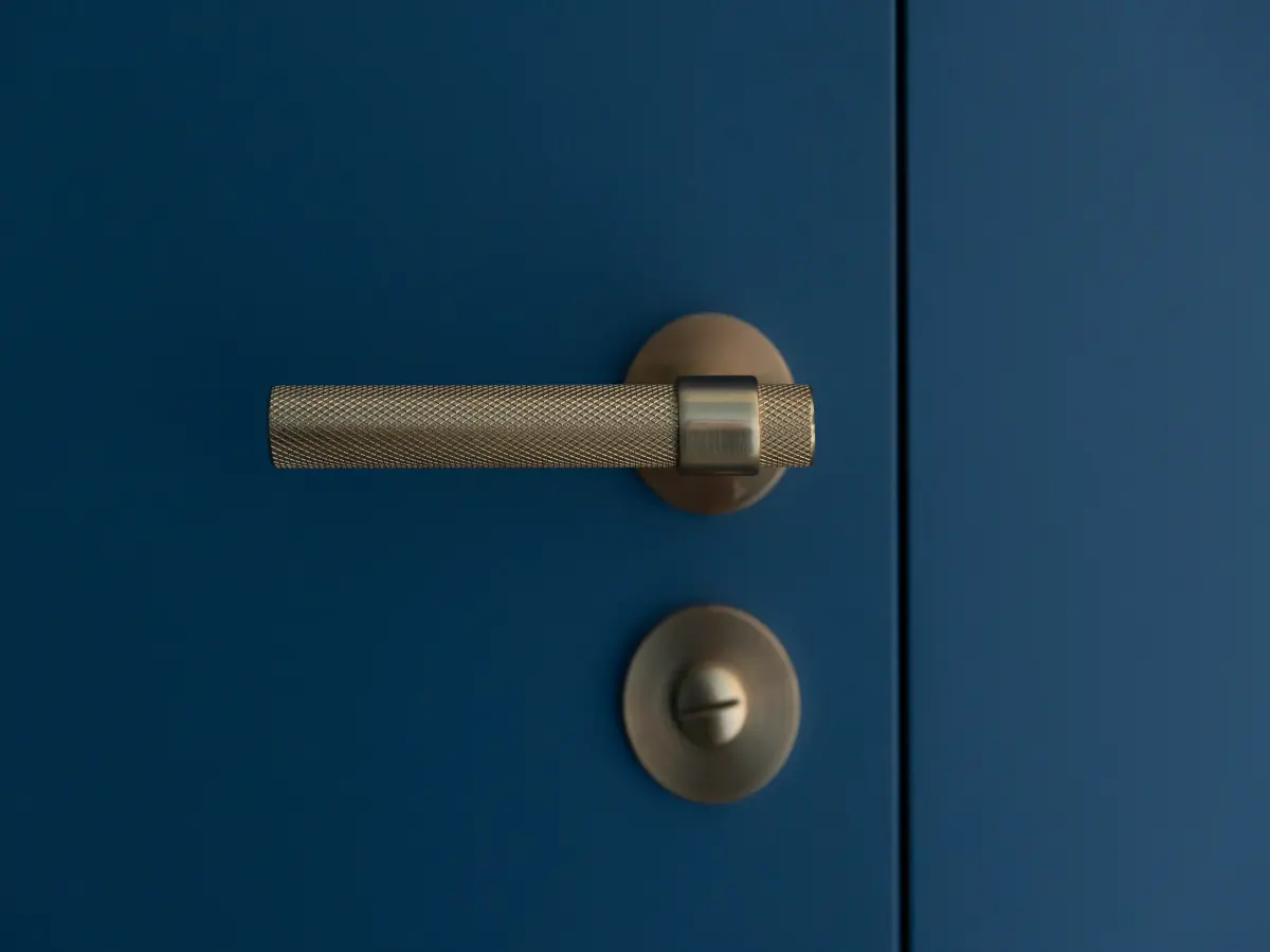 Detailaufnahme der Klinke an der blauen Tür