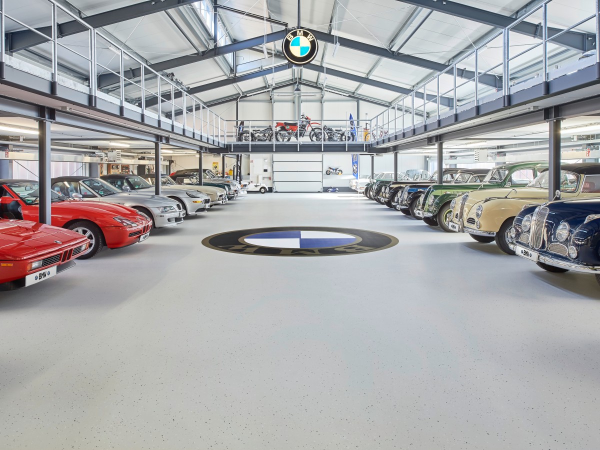 Alte Oldtimer stehen auf einem beschichteten Boden mit Dekoships