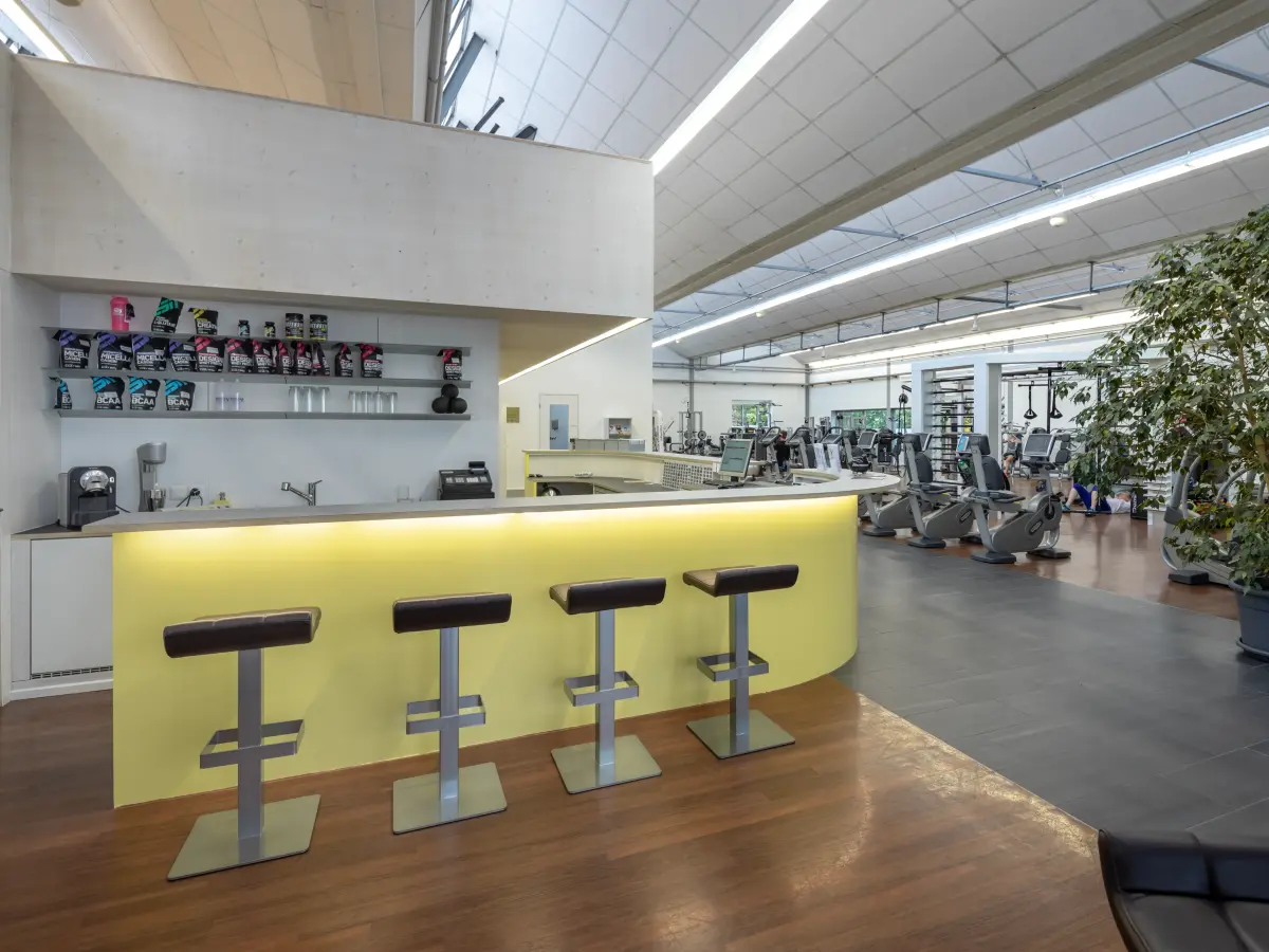 Blick ins Fitnessstudio mit gelber Theke